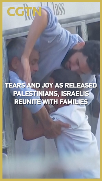 Larmes et applaudissements : Des Palestiniens et Israéliens libérés retrouvent leurs familles Larmes et applaudissements : Des Palestiniens et Israéliens libérés retrouvent leurs familles video poster