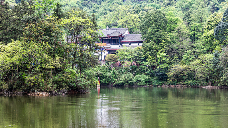 Découvrez le lac Yuecheng paisible au mont Qingcheng Découvrez le lac Yuecheng paisible au mont Qingcheng video poster