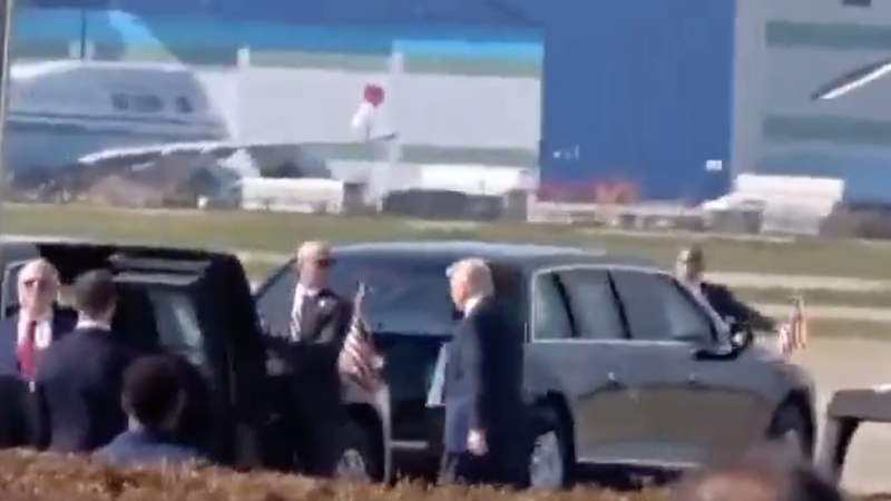 Trump arrive à Busan : le président américain débarque en République de Corée video poster