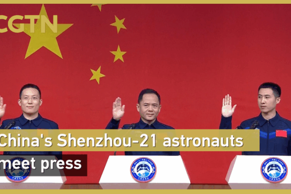 Les astronautes de Shenzhou-21 donnent une brève conférence avant le lancement nocturne Les astronautes de Shenzhou-21 donnent une brève conférence avant le lancement nocturne video poster