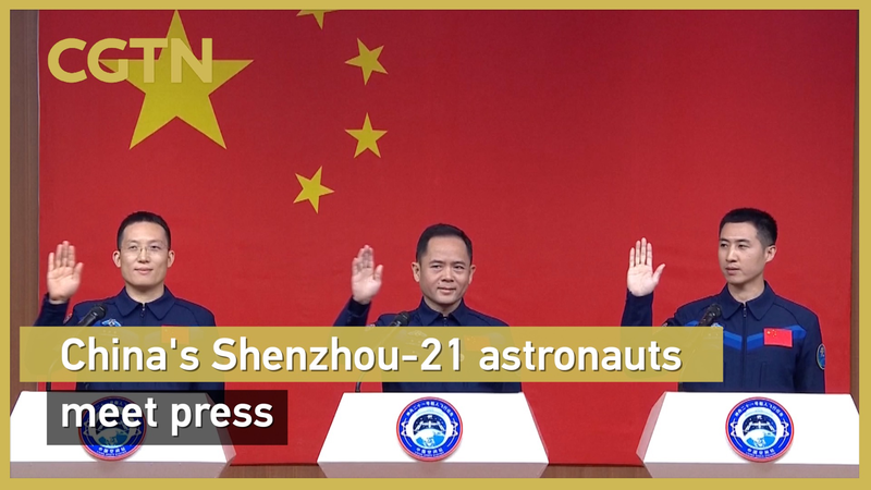 Les astronautes de Shenzhou-21 donnent une brève conférence avant le lancement nocturne video poster