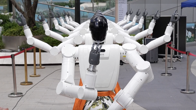 Des robots et drones de haute technologie égayent la fête nationale et les festivités de la mi-automne video poster