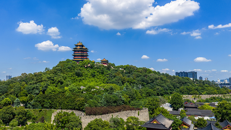 Horizon de Nanjing depuis la tour Yuejiang – Une histoire où le passé rencontre le présent Horizon de Nanjing depuis la tour Yuejiang – Une histoire où le passé rencontre le présent video poster