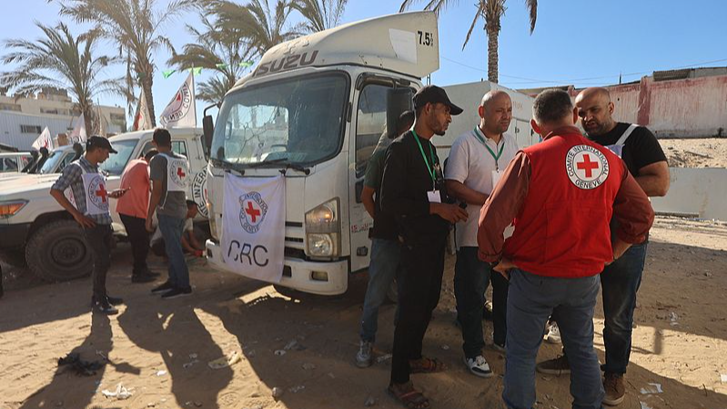 Les camions d'aide entrent à Gaza alors que le différend sur le retour des otages s'interrompt