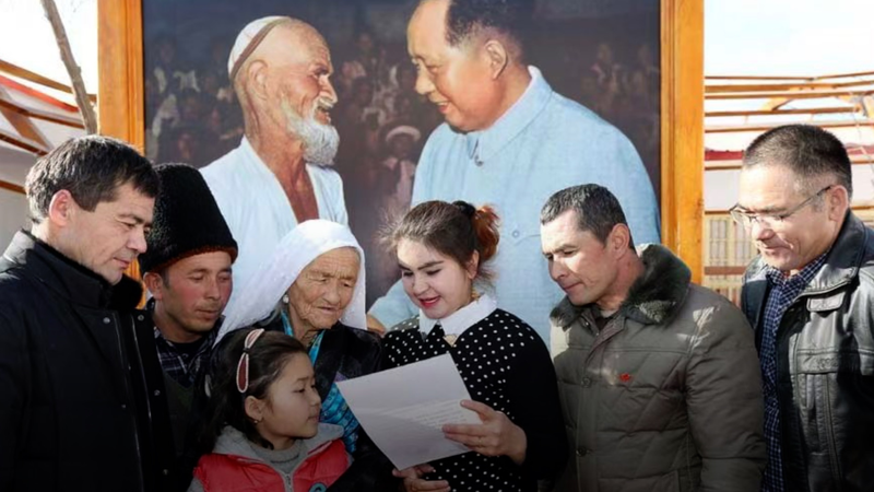 La Transformation du Xinjiang : L’Héritage du Voyage en Âne d’une Famille La Transformation du Xinjiang : L'Héritage du Voyage en Âne d'une Famille video poster