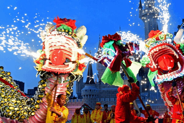 Les dragons de papier dansent au rythme des tambours dans un parc de Pékin pour la Fête nationale Les dragons de papier dansent au rythme des tambours dans un parc de Pékin pour la Fête nationale