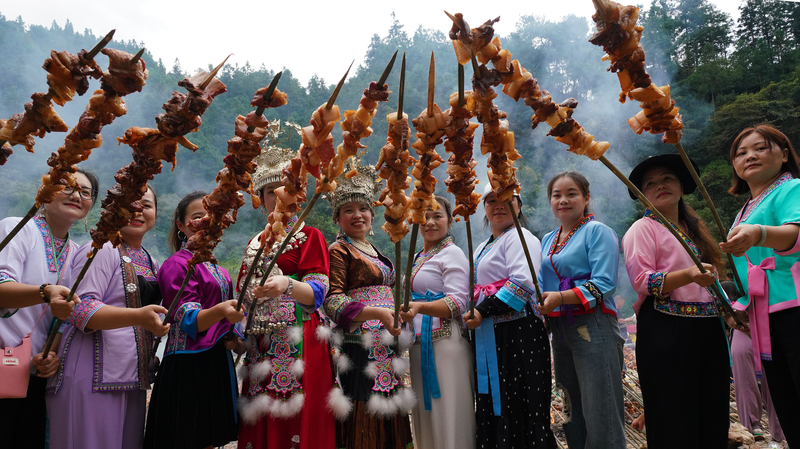 Les grills s’embrasent pour les festivités de vacances dans un village de Guizhou Les grills s'embrasent pour les festivités de vacances dans un village de Guizhou