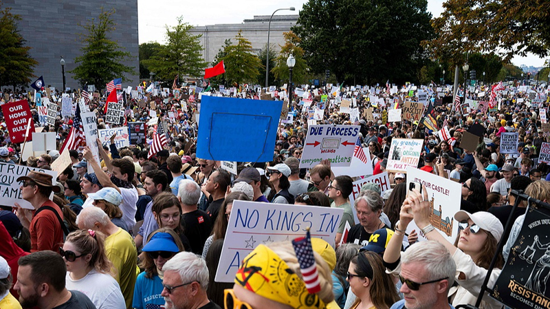« Pas de Rois » Rassemblements Envahissent les Rues des États-Unis pour Appeler à la Démocratie « Pas de Rois » Rassemblements Envahissent les Rues des États-Unis pour Appeler à la Démocratie