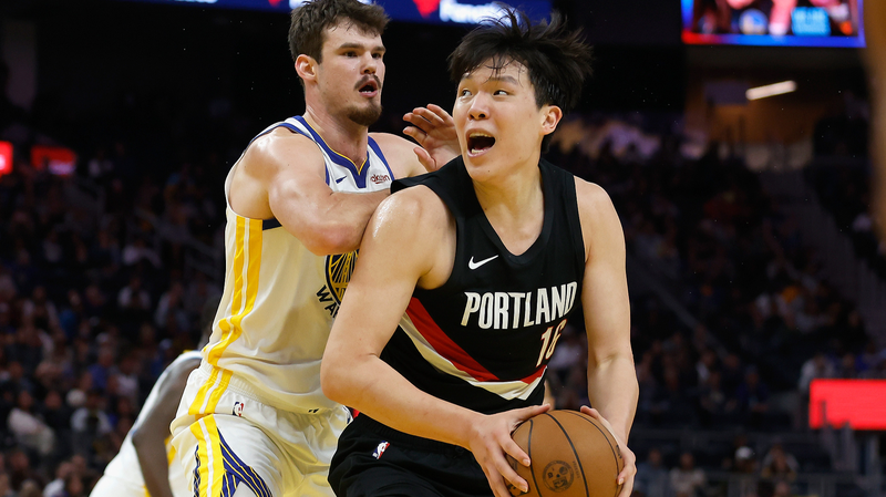 La première de Yang Hansen brille malgré la défaite des Blazers contre les Warriors La première de Yang Hansen brille malgré la défaite des Blazers contre les Warriors