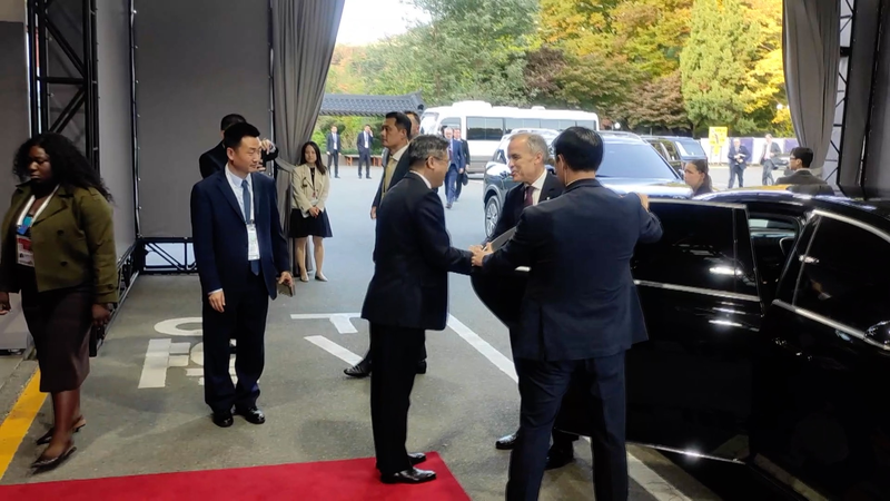 Xi rencontre le Premier ministre canadien Mark Carney à Gyeongju video poster
