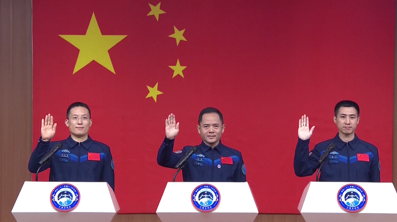 Shenzhou-21 : Cérémonie d'adieu des Taïkonautes à Jiuquan video poster