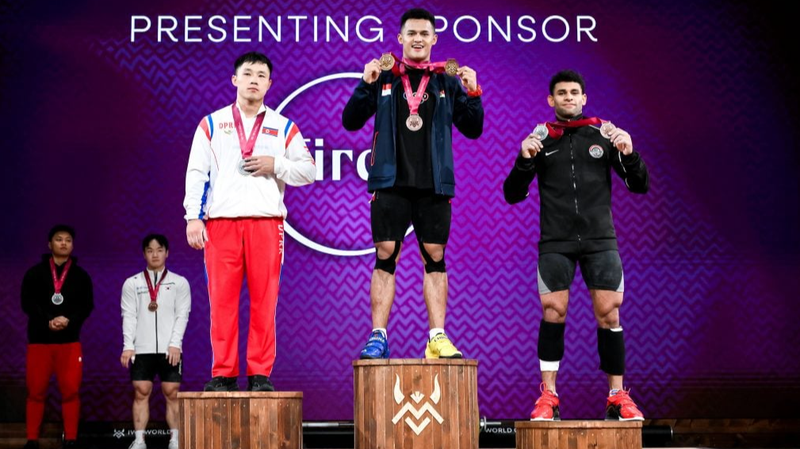 Juniansyah d’Indonésie bat le record du monde de 204 kg à l’épaulé-jeté Juniansyah d'Indonésie bat le record du monde de 204 kg à l'épaulé-jeté
