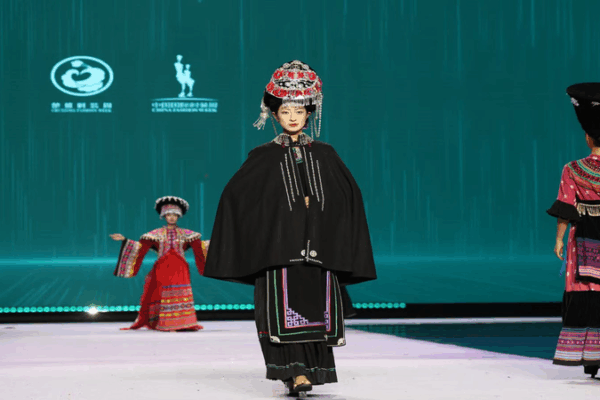 Semaine de la mode de Chuxiong : Tradition rencontre créativité dans le Yunnan Semaine de la mode de Chuxiong : Tradition rencontre créativité dans le Yunnan video poster