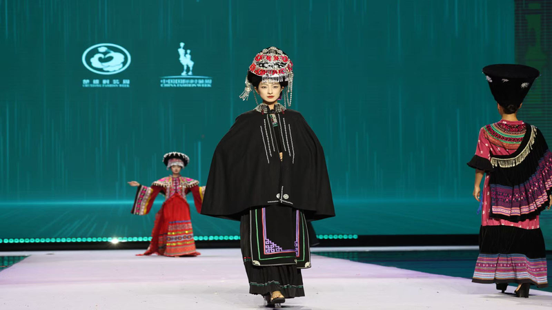 Semaine de la mode de Chuxiong : Tradition rencontre créativité dans le Yunnan video poster
