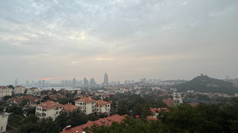 Toits rouges et couchers de soleil cramoisis : Explorer les collines de la mémoire de Qingdao
