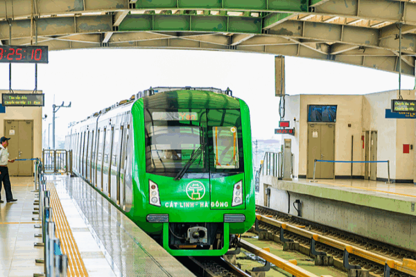 Le miracle du métro de Hanoi : Un train à travers un bâtiment Le miracle du métro de Hanoi : Un train à travers un bâtiment