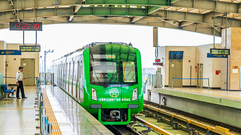 Le miracle du métro de Hanoi : Un train à travers un bâtiment