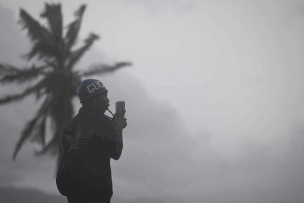 L’ouragan Melissa frappe la Jamaïque, se dirige vers Cuba et les Bahamas L'ouragan Melissa frappe la Jamaïque, se dirige vers Cuba et les Bahamas video poster