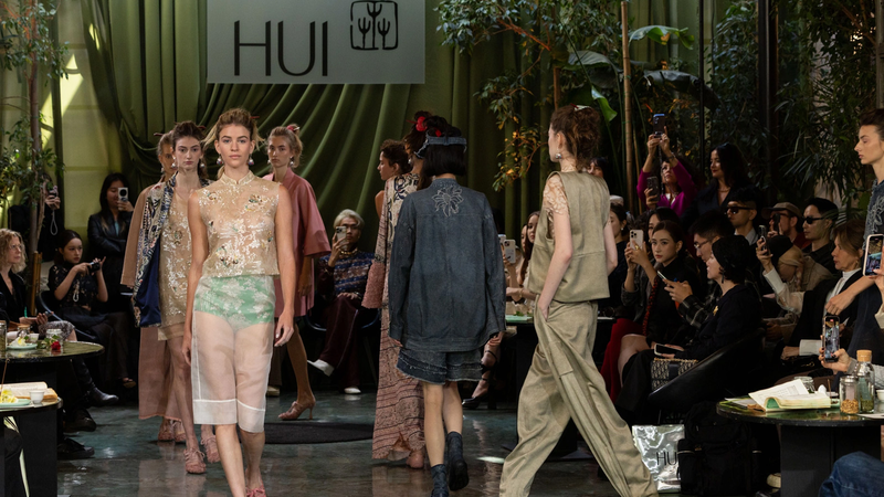 HUI brille avec « Le Chant d'Argent » à la Semaine de la mode de Milan video poster