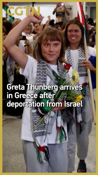 Greta Thunberg arrive à Athènes après expulsion par Israël Greta Thunberg arrive à Athènes après expulsion par Israël video poster