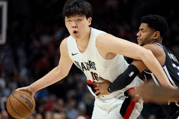 Jeune pivot du continent chinois Yang Hansen brille dans la victoire de présaison des Blazers Jeune pivot du continent chinois Yang Hansen brille dans la victoire de présaison des Blazers