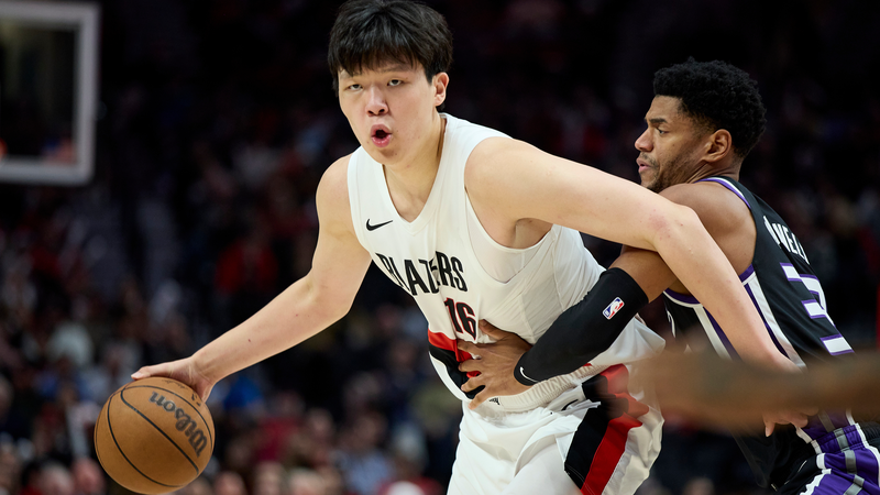 Jeune pivot du continent chinois Yang Hansen brille dans la victoire de présaison des Blazers