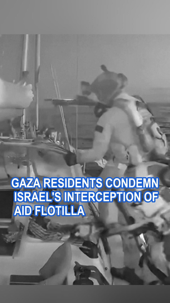 Les résidents de Gaza indignés par l’interception de la flottille humanitaire de 42 bateaux Les résidents de Gaza indignés par l'interception de la flottille humanitaire de 42 bateaux video poster