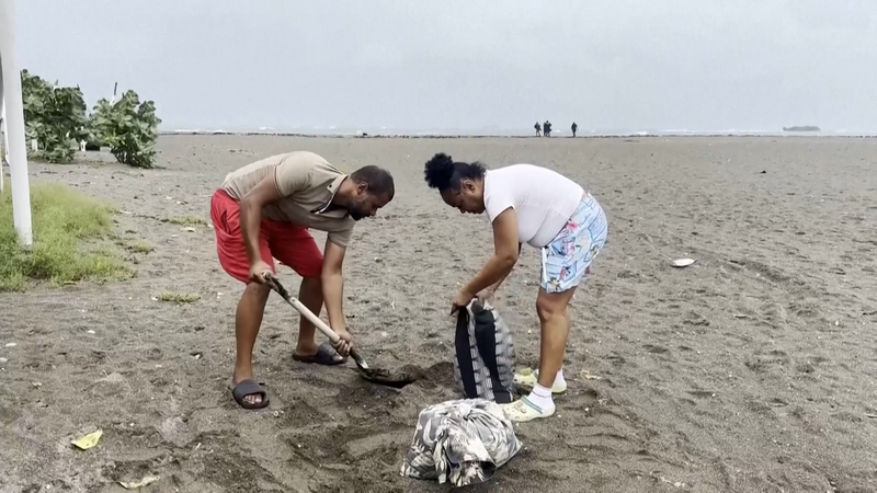 La Jamaïque se prépare à l'ouragan Melissa video poster