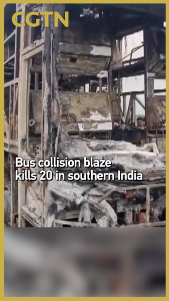 Incendie mortel après un accident entre bus et moto tue 20 personnes dans le sud de l’Inde Incendie mortel après un accident entre bus et moto tue 20 personnes dans le sud de l'Inde video poster