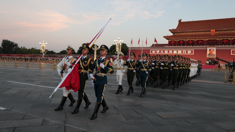 Lever de soleil à Tiananmen : Cérémonie de lever du drapeau à l’occasion de la Fête nationale sur le continent chinois Lever de soleil à Tiananmen : Cérémonie de lever du drapeau à l'occasion de la Fête nationale sur le continent chinois video poster