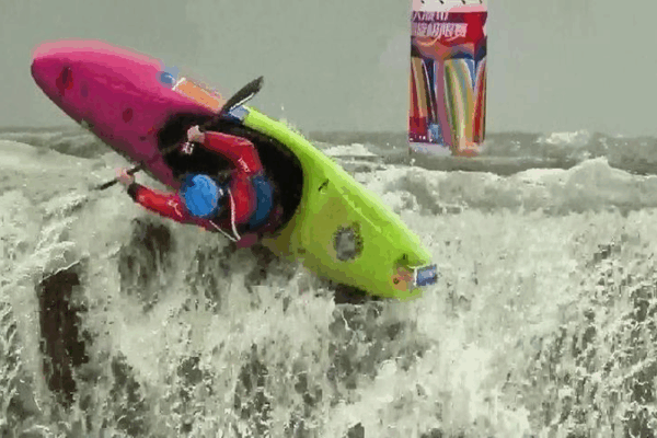 Des pagayeurs d’élite affrontent la toute première course de slalom en canoë dans une cascade à Huangguoshu Des pagayeurs d'élite affrontent la toute première course de slalom en canoë dans une cascade à Huangguoshu video poster