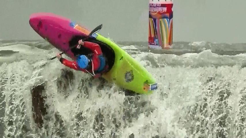 Des pagayeurs d'élite affrontent la toute première course de slalom en canoë dans une cascade à Huangguoshu video poster