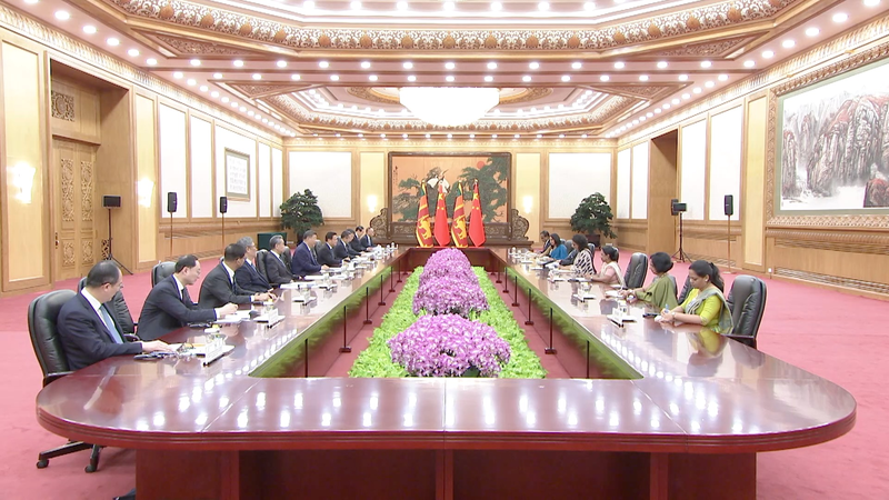 Xi et le Premier ministre sri-lankais mettent en lumière l'amitié Chine-Sri Lanka lors du sommet de Pékin video poster