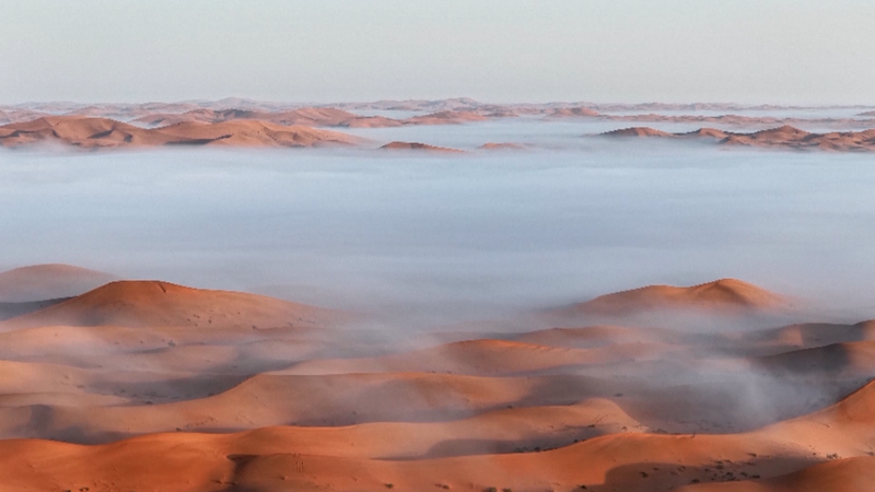 La brume automnale mystifie le désert de Tengger La brume automnale mystifie le désert de Tengger video poster
