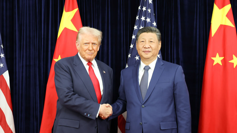 Xi Jinping et Donald Trump se serrent la main à Busan