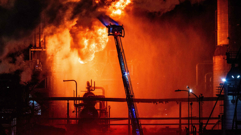 Incendie massif à la raffinerie Chevron à El Segundo Incendie massif à la raffinerie Chevron à El Segundo