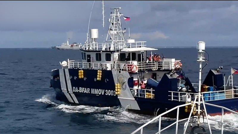 Un navire philippin percute un navire de la garde côtière chinoise près de Tiexian Jiao Un navire philippin percute un navire de la garde côtière chinoise près de Tiexian Jiao video poster