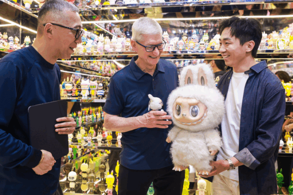 Tim Cook visite l’exposition du 10e anniversaire de Labubu de Pop Mart à Shanghai Tim Cook visite l'exposition du 10e anniversaire de Labubu de Pop Mart à Shanghai
