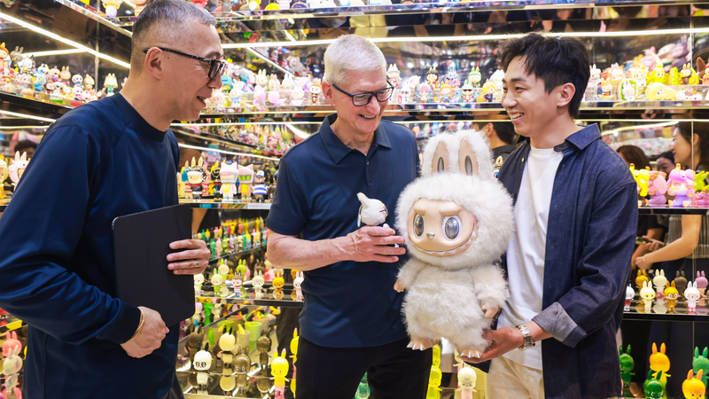 Tim Cook visite l'exposition du 10e anniversaire de Labubu de Pop Mart à Shanghai
