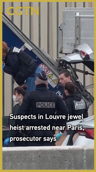 Braquage de bijoux au Louvre : suspects arrêtés près de Paris avant de s'échapper video poster