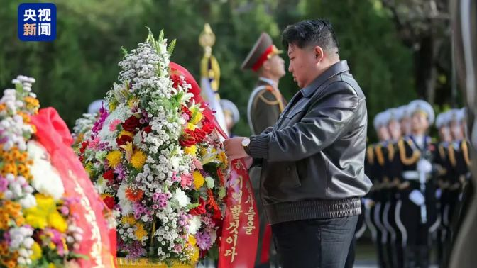 Kim Jong Un de la RPDC rend hommage aux martyrs de l’ACP pour le 75e anniversaire Kim_Jong_Un_de_la_RPDC_rend_hommage_aux_martyrs_de_l_ACP_pour_le_75e_anniversaire