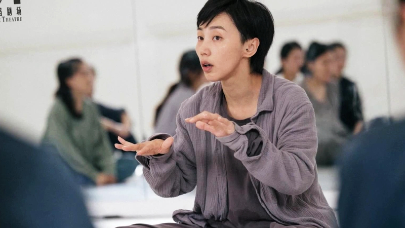Rencontrez Xie Xin : Une sensation de danse révolutionnaire redéfinissant les mouvements contemporains Rencontrez Xie Xin : Une sensation de danse révolutionnaire redéfinissant les mouvements contemporains video poster