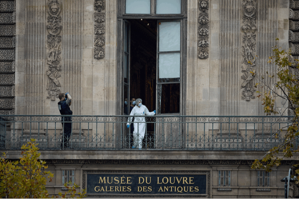 Cambriolage au Louvre : bijoux précieux volés en 7 minutes Cambriolage au Louvre : bijoux précieux volés en 7 minutes video poster