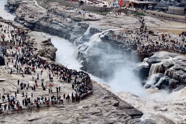 La cascade Hukou rugit avec 30 000 visiteurs pendant les vacances La_cascade_Hukou_rugit_avec_30_000_visiteurs_pendant_les_vacances video poster