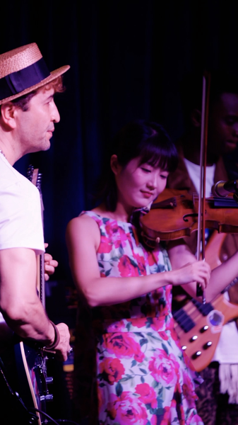 La_musique_classique_rencontre_le_jazz___un_flash_mob_enchante_Chengdu video poster