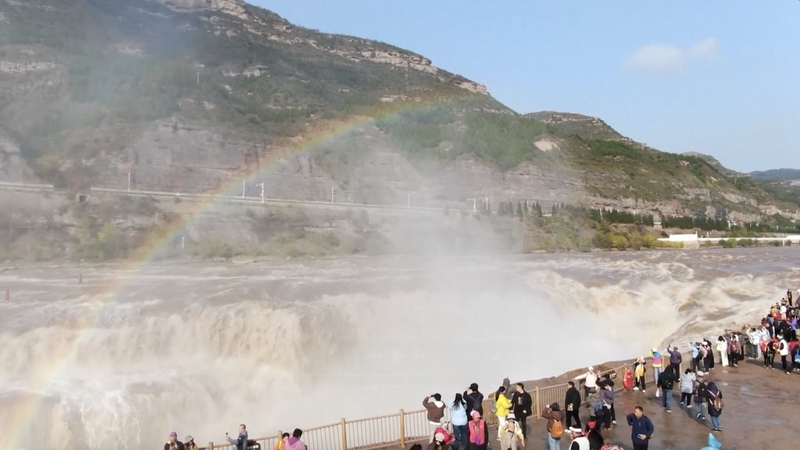 Le_spectacle_arc_en_ciel_de_la_cascade_Hukou_impressionne_les_visiteurs video poster