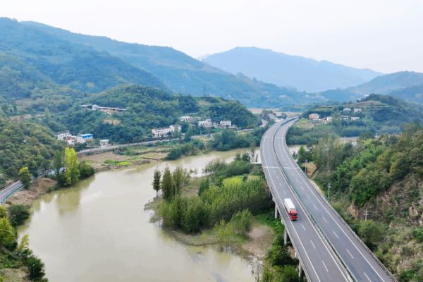 Les routes rurales alimentent le bonheur dans la Chine continentale Les_routes_rurales_alimentent_le_bonheur_dans_la_Chine_continentale