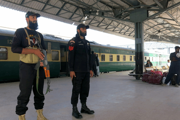 Le Pakistan et l’Afghanistan scellent un cessez-le-feu après des pourparlers à Doha Le Pakistan et l'Afghanistan scellent un cessez-le-feu après des pourparlers à Doha