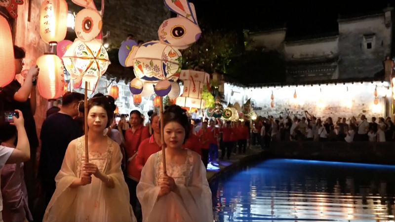 Lanternes magiques : défilé de la mi-automne illumine le village de Hongcun Lanternes magiques : défilé de la mi-automne illumine le village de Hongcun video poster