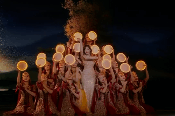 Une chanson folklorique classique du Xinjiang remixée de manière moderne au gala de CMG Une chanson folklorique classique du Xinjiang remixée de manière moderne au gala de CMG video poster